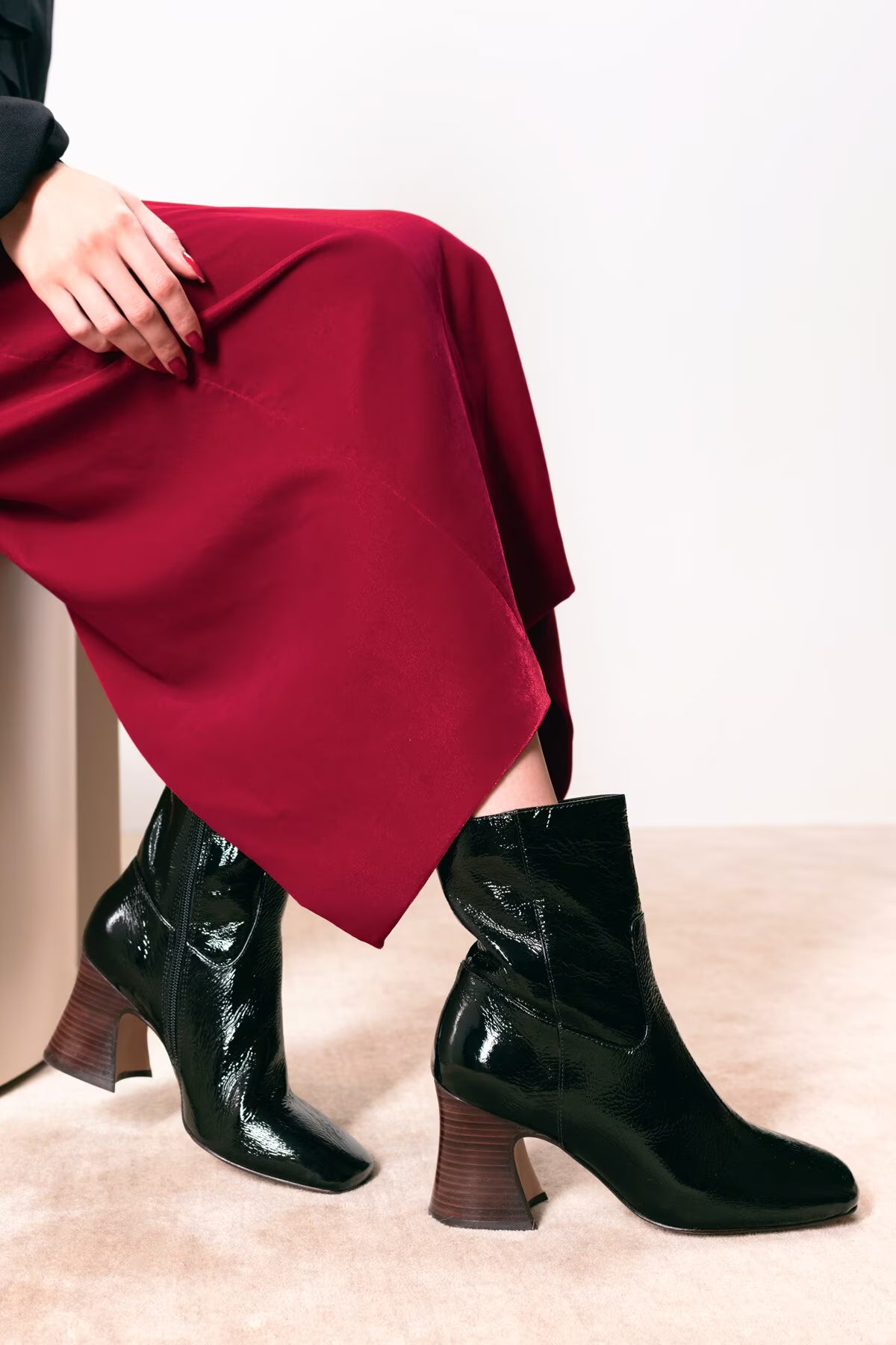 Bota Caña Corta Tacón Bloque Medio Cuero Charol Negro Luiza Barcelos