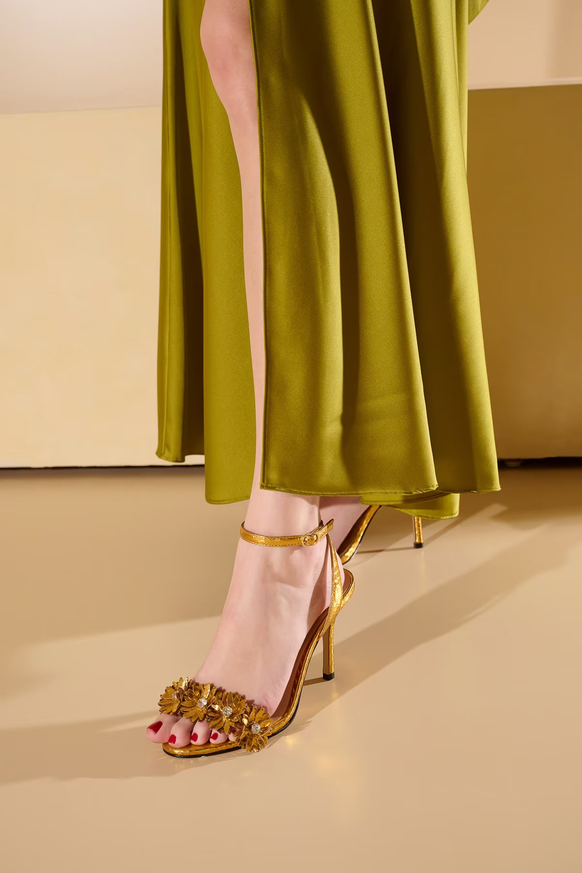 Sandalia Cuero Dorada Con Flores Luiza Barcelos - 100