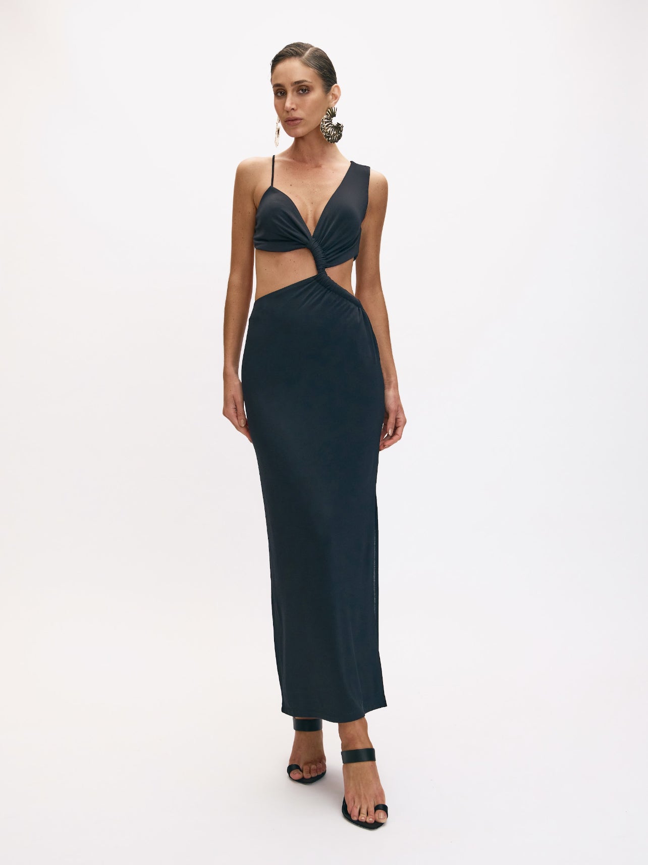 vestido negro perfecto para fiesta con escote en el busto y en la cintura.