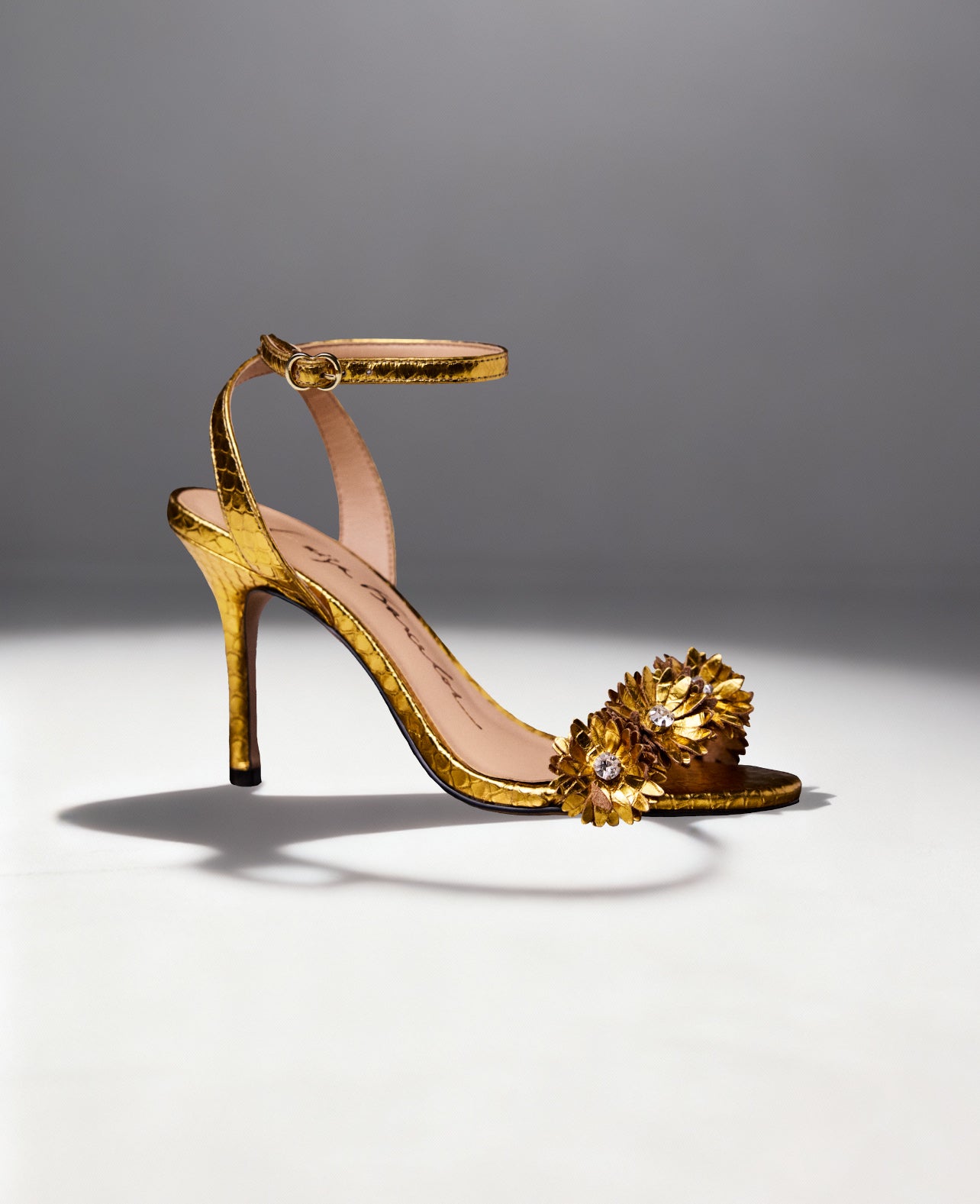 Sandalia Cuero Dorada Con Flores Luiza Barcelos - 100