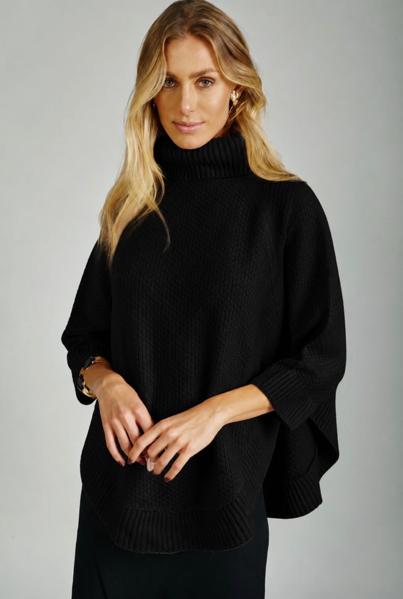 Poncho Gisele Tejido Negro Fofola
