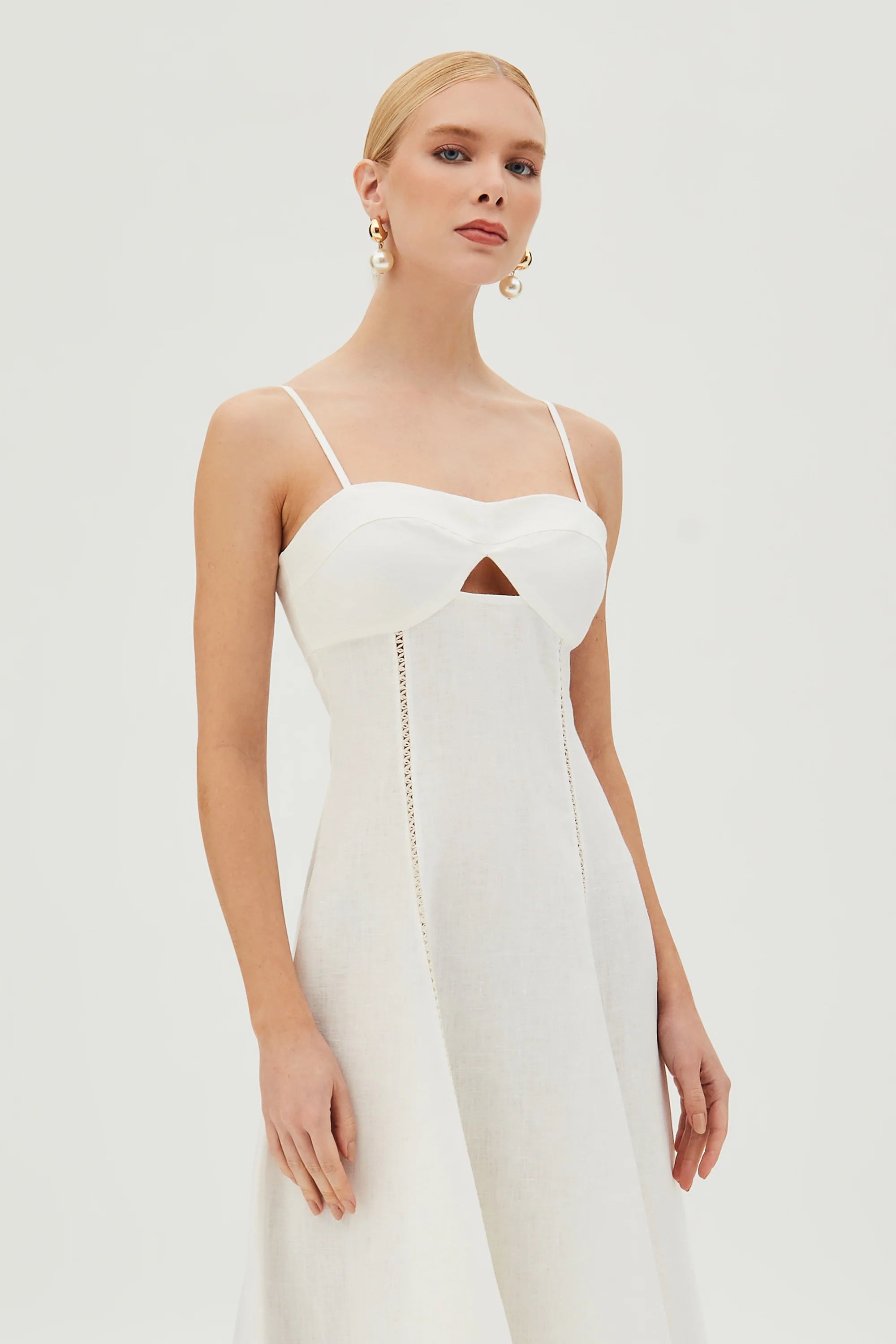 Este es un vestido para mujer de temporada primavera/verano y está hecho de lino